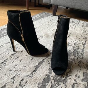 ✨NWOT✨Vince Camuto Black Suede Peep Toe Booties